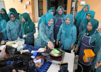 Tangani Stunting, Pj Ketua TP PKK Provinsi Banten Tine Al Muktabar Demo Olahan Nugget Ikan Patin