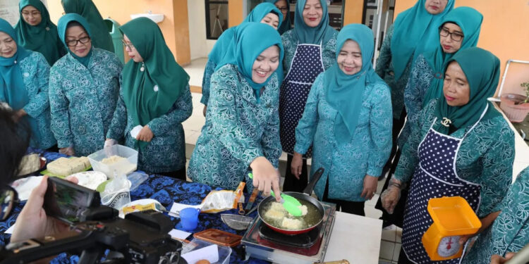 Tangani Stunting, Pj Ketua TP PKK Provinsi Banten Tine Al Muktabar Demo Olahan Nugget Ikan Patin