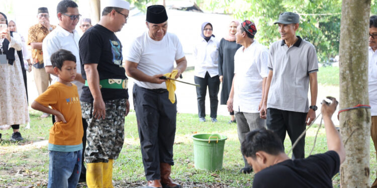 Tinjau SMAN 6 Kota Serang, Pj Gubernur Banten Al Muktabar Sampaikan Gagasan di depan Publik Ajarkan Praktik Menyembelih Hewan Secara Syar’i