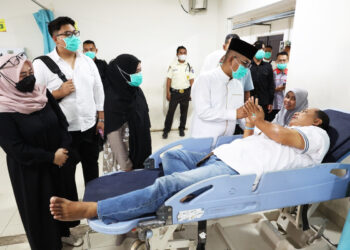 Idul Fitri 1446 H, Gubernur Banten Andra Soni Bersama Istri Sapa Nakes dan Pasien RSUD Banten