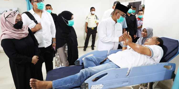 Idul Fitri 1446 H, Gubernur Banten Andra Soni Bersama Istri Sapa Nakes dan Pasien RSUD Banten