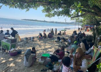 Wisatawan Padati Anyer-Carita, Pemprov Banten Perkuat Mitigasi Erupsi Anak Krakatau