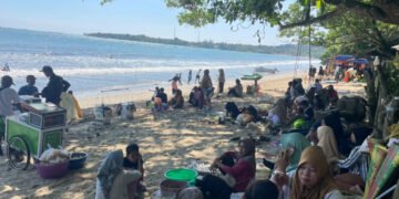 Wisatawan Padati Anyer-Carita, Pemprov Banten Perkuat Mitigasi Erupsi Anak Krakatau