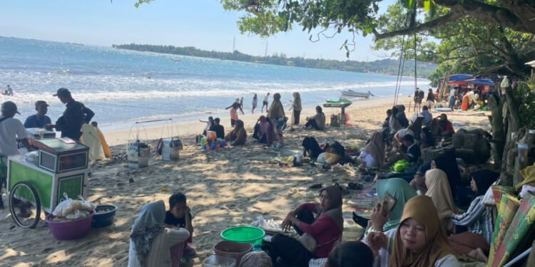 Wisatawan Padati Anyer-Carita, Pemprov Banten Perkuat Mitigasi Erupsi Anak Krakatau