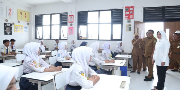 Gubernur Andra Soni Tinjau Pembangunan Ruang Kelas Baru di SMA Negeri 30 Kabupaten Tangerang