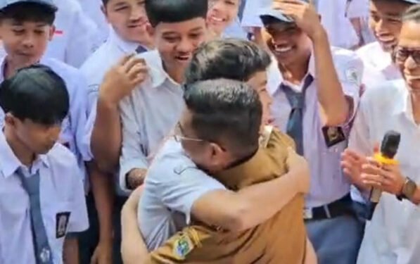 Suasana Haru Warnai Kunjungan Gubernur Banten Andra Soni ke SMK PGRI Pandeglang.