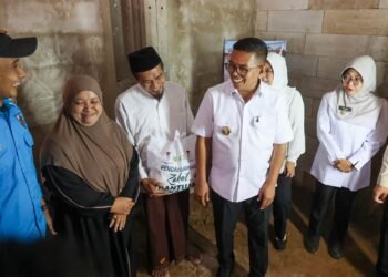 Gubernur Banten Andra Soni Salurkan Bantuan Renovasi RTLH untuk Tiga Keluarga di Pandeglang