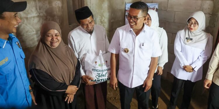 Gubernur Banten Andra Soni Salurkan Bantuan Renovasi RTLH untuk Tiga Keluarga di Pandeglang